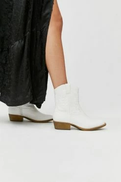 Best Pirce 🤩 Women's Matisse Footwear Pistol Western Boot White 😍 -Dr. Martens Sales unnamed file 1012