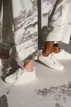 Best Pirce 🔥 Women's Cariuma OCA Low Organic Canvas 👟 Sneaker Off-White 🔔