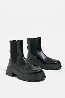 Cheap 🧨 Urban Outfitters 👩 Women's UO Chunky Chelsea Boot Black ✨