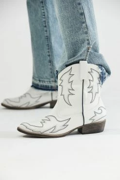 Cheapest 🔔 Matisse Footwear 👩 Women's Coconuts By Matisse Above Board Cowboy Boot White ❤️